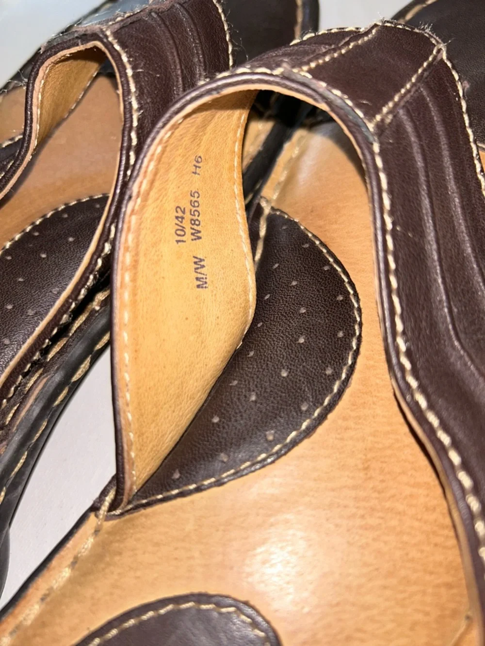 NWOB Born Woman’s Brown Leather Thong Flip Flop Sandal - Picture 4 of 10